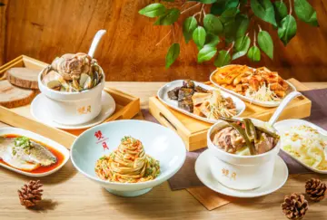 雙月食品社     一碗雞湯，延伸三萬英呎家的味道